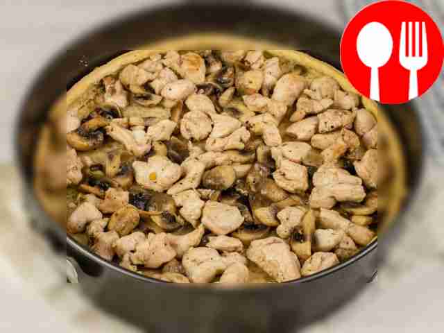 Разложите по тесту начинку из курицы и грибов.