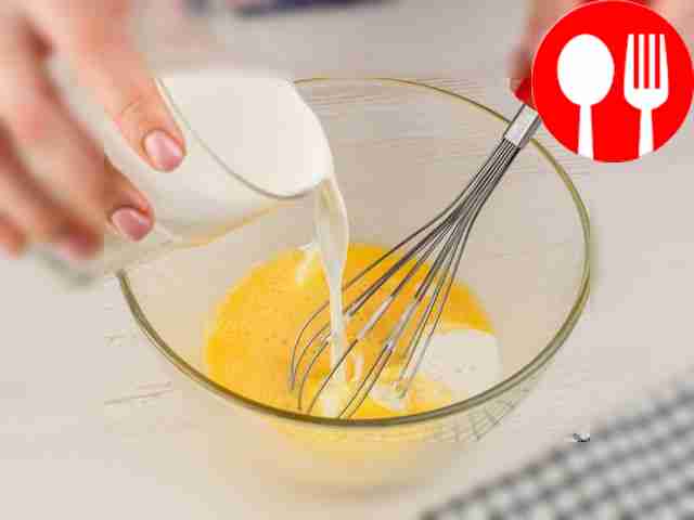 Ретельно взбейте 1 стакан сливок, 2 яйца и ещё...