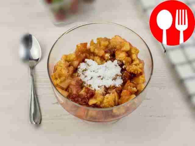 Крамбл с яблоками и клубникой