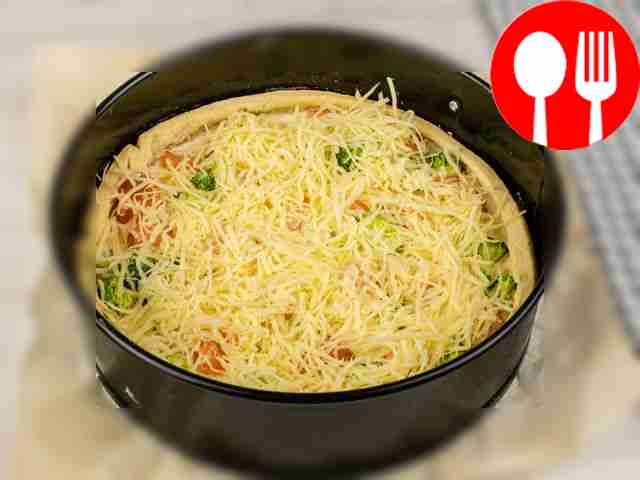 По завершении посыпьте блюдо тёртым сыром....