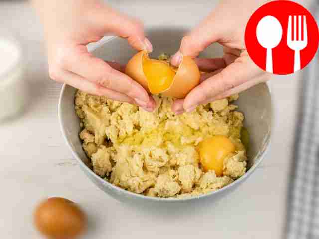 К измельчённым ингредиентам добавьте два яйца....