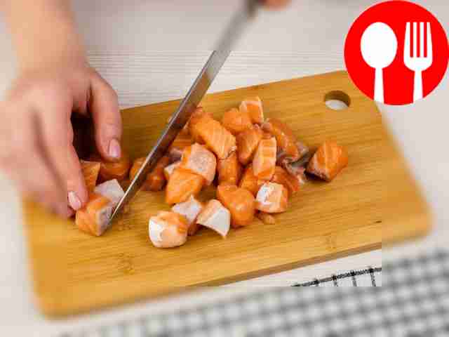Порежьте филе лосося на мелкие кусочки.