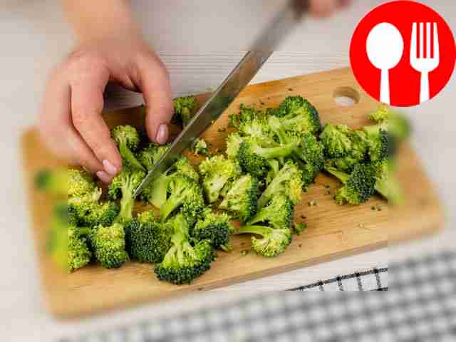 Разделите брокколи на небольшие кусочки.