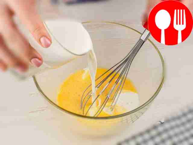 В миске взбейте два яйца со стаканом сливок и...