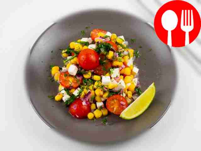 Салат с кукурузой, помидорами черри и брынзой