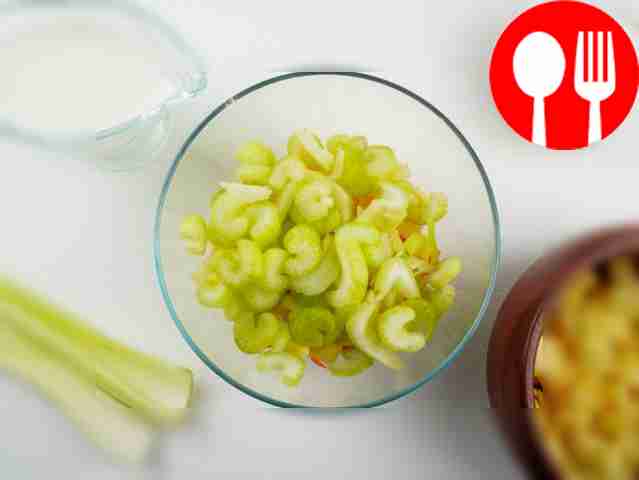 Порежьте сельдерей тонкими ломтиками. В миске...