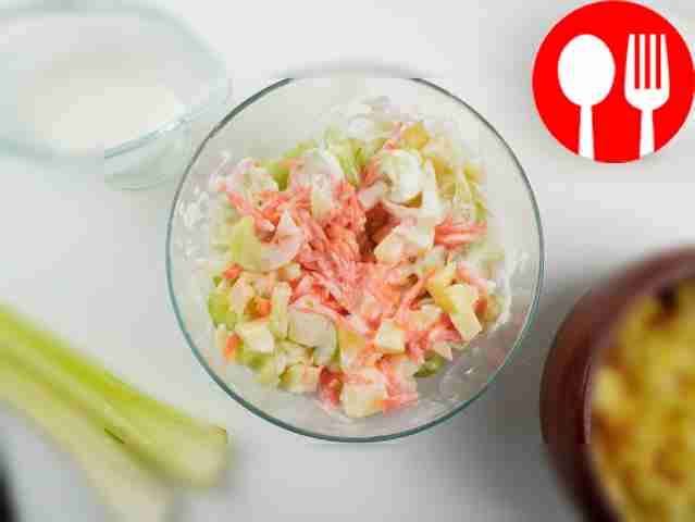 Очистите яблоки и порежьте их небольшими...