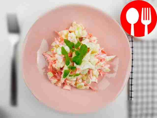 Разложите салат по тарелкам порционно и...