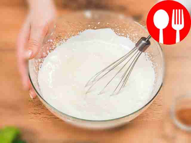 Слегка взбейте сливки с ванилином в миске на...