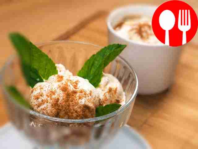 При подаче разместите мороженое в креманке и...