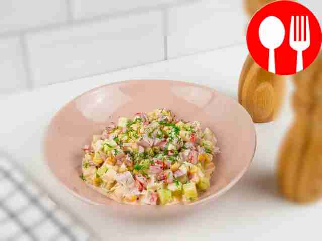 Салат с консервированной кукурузой и ветчиной