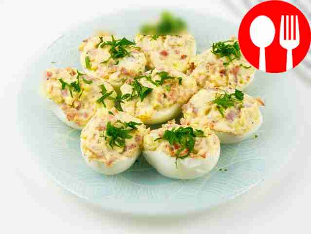 Яйца, фаршированные беконом