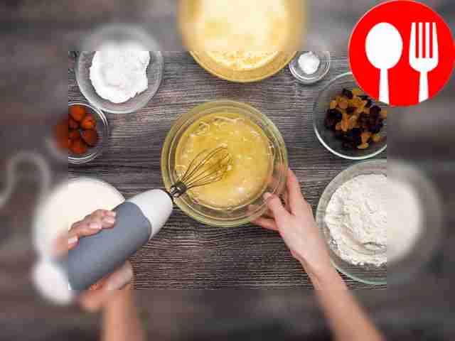 Разделите белки и желтки. Белки поместите в...