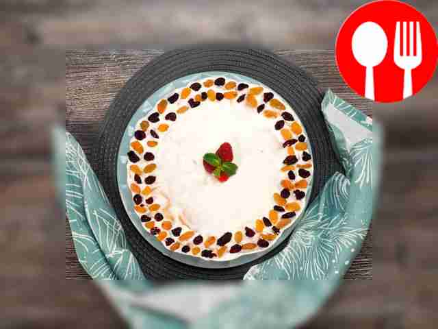 Украсьте уже готовый торт сухофруктами,...