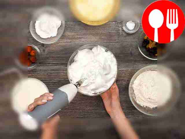 Достаньте яичные белки из холодильника и...