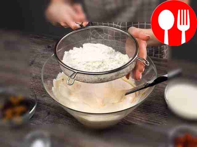 Соедините взбитые белки с желтками. Просейте...