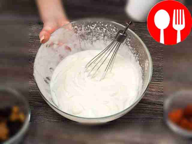 Постепенно всыпайте сахарную пудру и ванилин,...