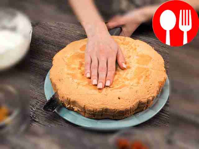 Соберите готовый торт. Разрежьте бисквит вдоль пополам.