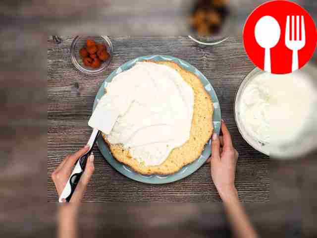 Поместите один корж на большую тарелку и...