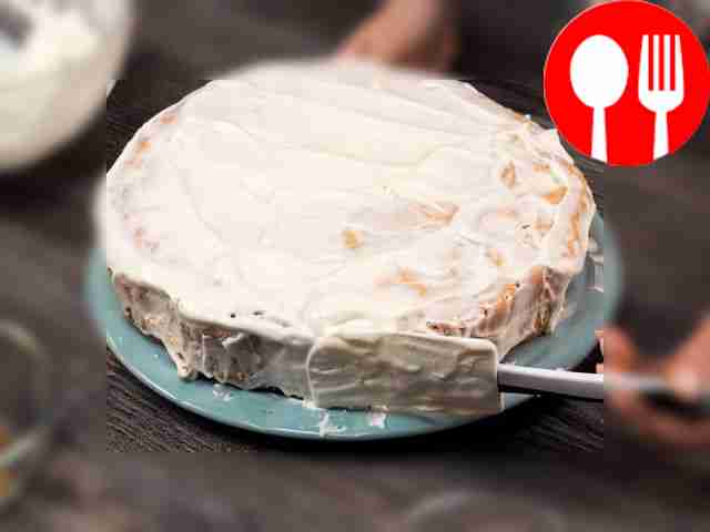 Поместите сверху второй корж и распределите...