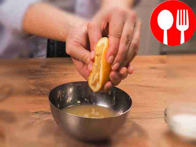 Выжмите лимонный сок, удалив попавшие в него...