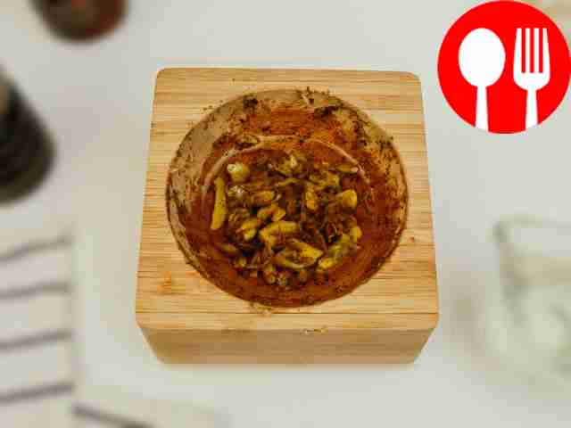 Разотрите соль, перец и чеснок в ступке до...