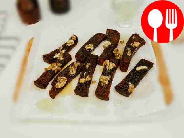 Смажьте гренки оставшейся массой и подайте их к столу.