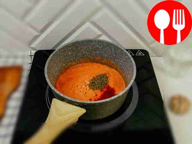 К томатной пасте и сыру добавьте паприку,...