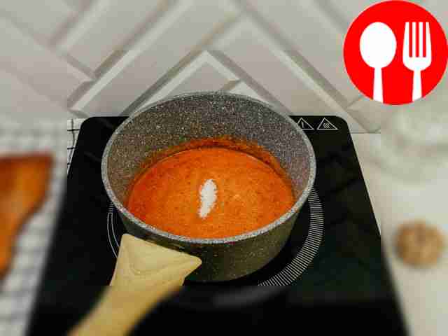 Подсыпьте в соус соль и сахар.