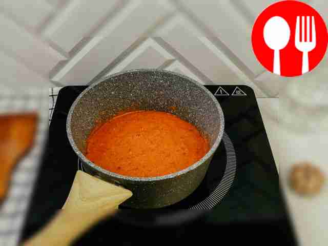 Продолжайте варить соус ещё 3–4 минуты.