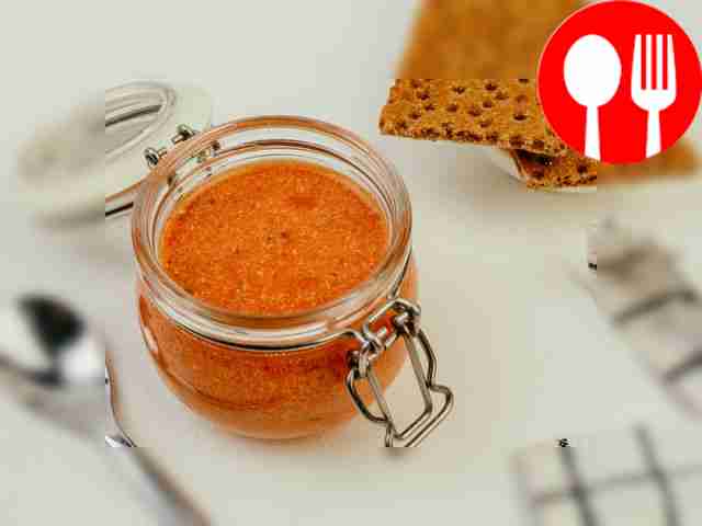 Подавайте пасте соус из помидоров и сыра.