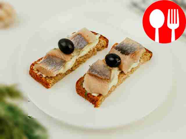 Бутерброды с селедкой на черном хлебе