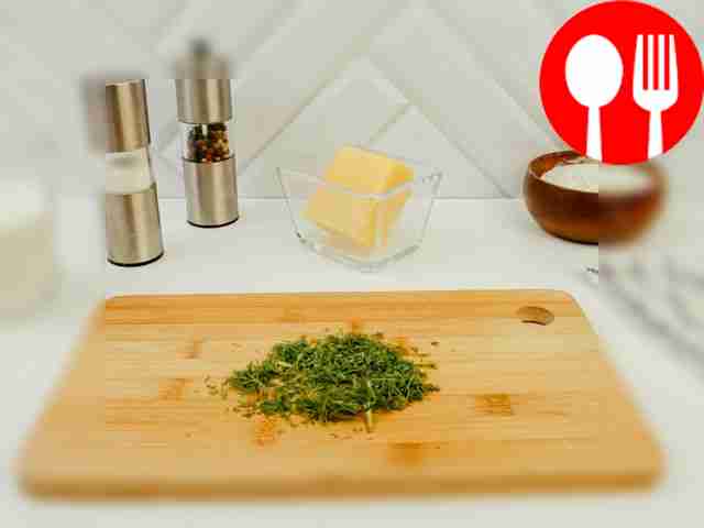 Измельчите укроп мелко.