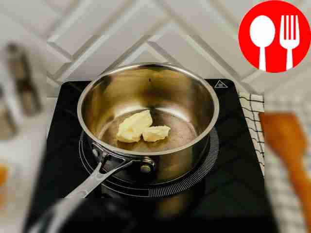 Разогрейте сливочное масло на слабом огне.