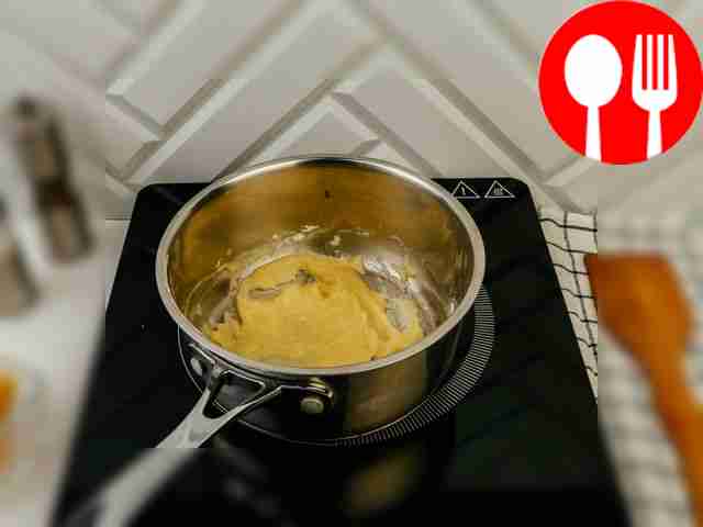 К растопленному сливочному маслу постепенно...