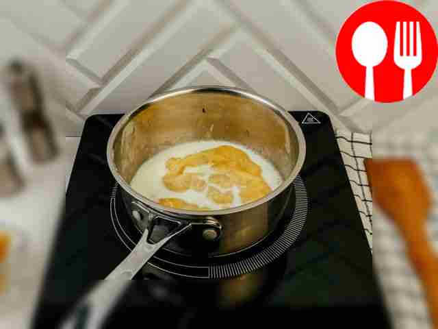 Постепенно влейте молоко в готовую массу и...