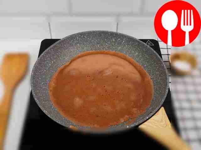 Нагрейте сковороду и смажьте её растительным...