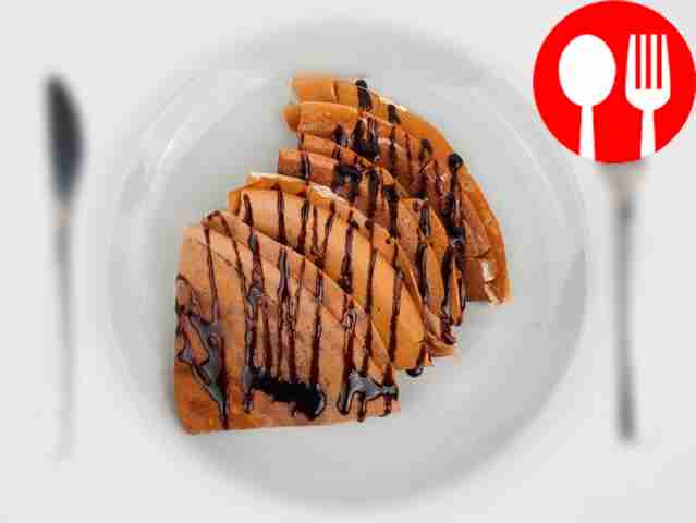 Разложите готовые блины по тарелкам для...