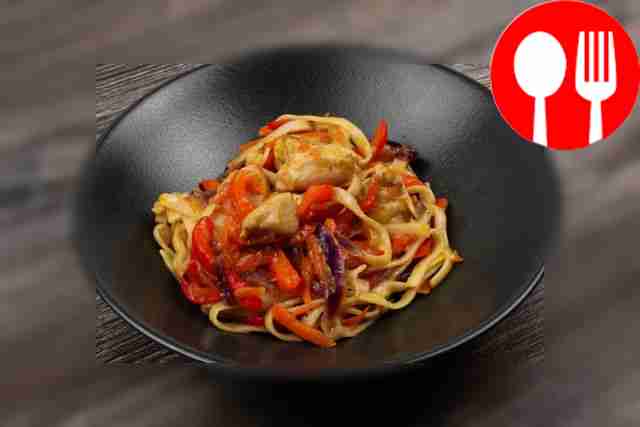 Удон с курицей в соусе терияки