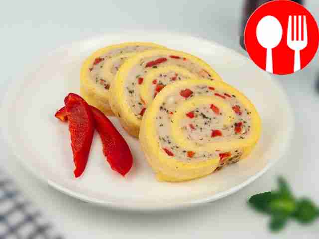 Сырно-яичный рулет с куриным фаршем
