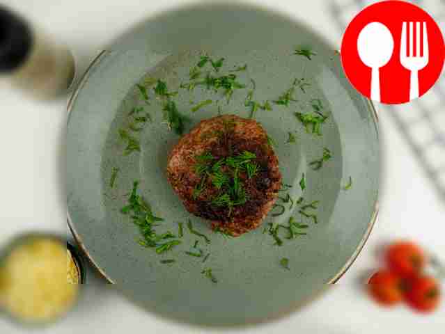 Бифштекс с сыром и зеленью