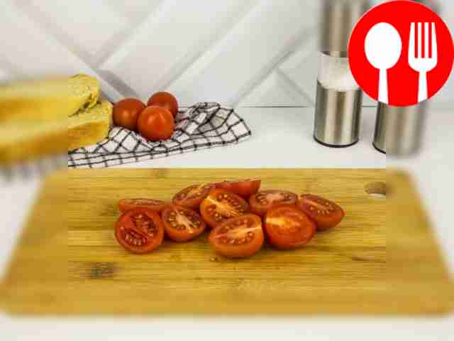 Порежьте помидоры, сыр, капусту и яйца на...