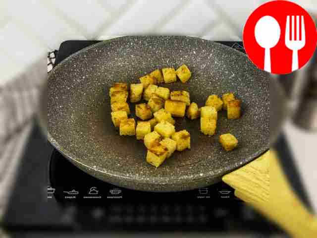 Разрежьте хлеб на кубики и поджарьте до...