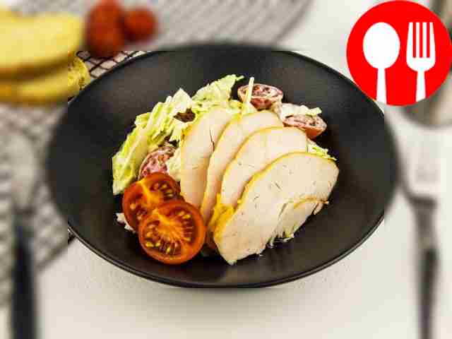 «Цезарь» с копченой курицей