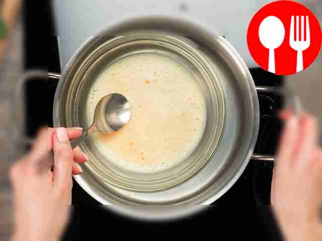 В небольшой миске взбейте яйца с сахаром,...