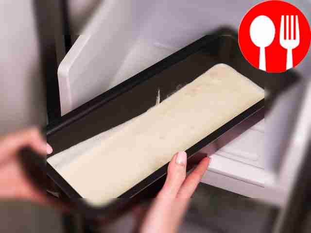 Поместите ёмкость с мороженым в миску с...