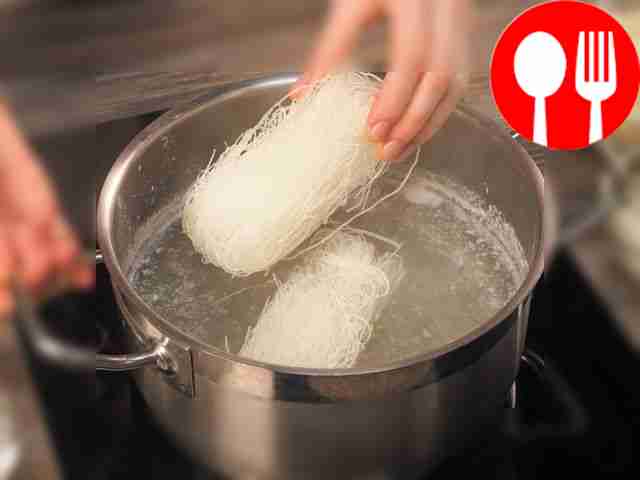 Когда курица сварится, выньте её из кастрюли и...