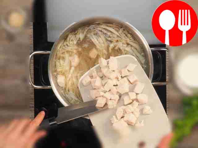 Пекинскую капусту нарежьте и добавьте в...