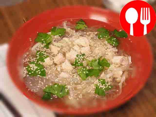 Подавайте фунчозовый суп в красивой тарелке,...