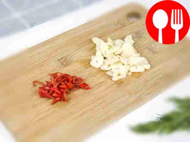 Нарежьте чеснок и чили тонкими ломтиками...